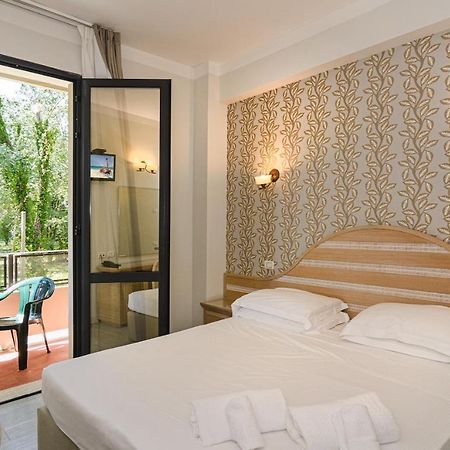 Hotel Nedy มารีนา ดิ มาซซา ภายนอก รูปภาพ