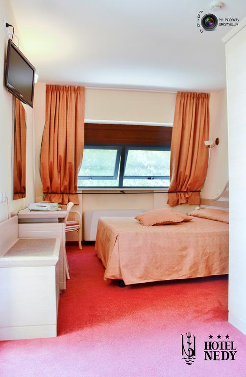 Hotel Nedy มารีนา ดิ มาซซา ภายนอก รูปภาพ