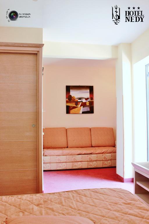 Hotel Nedy มารีนา ดิ มาซซา ภายนอก รูปภาพ