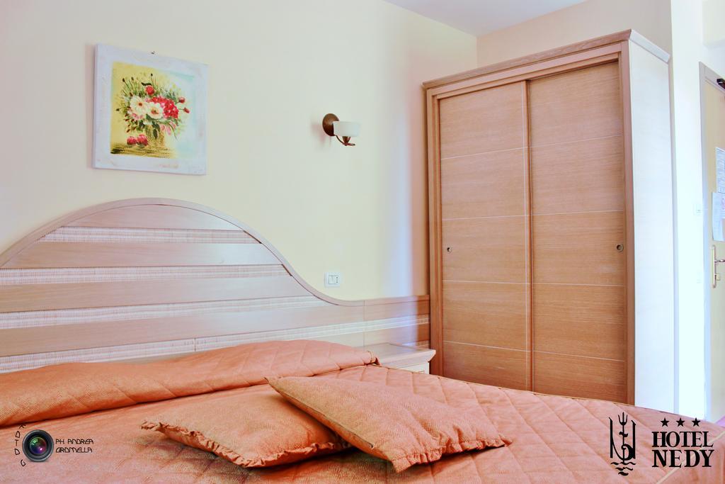 Hotel Nedy มารีนา ดิ มาซซา ภายนอก รูปภาพ