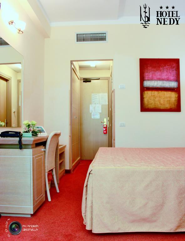 Hotel Nedy มารีนา ดิ มาซซา ภายนอก รูปภาพ