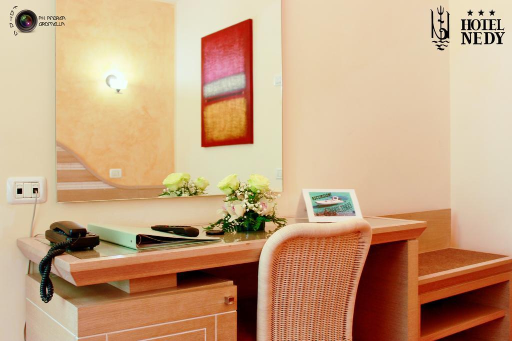 Hotel Nedy มารีนา ดิ มาซซา ภายนอก รูปภาพ