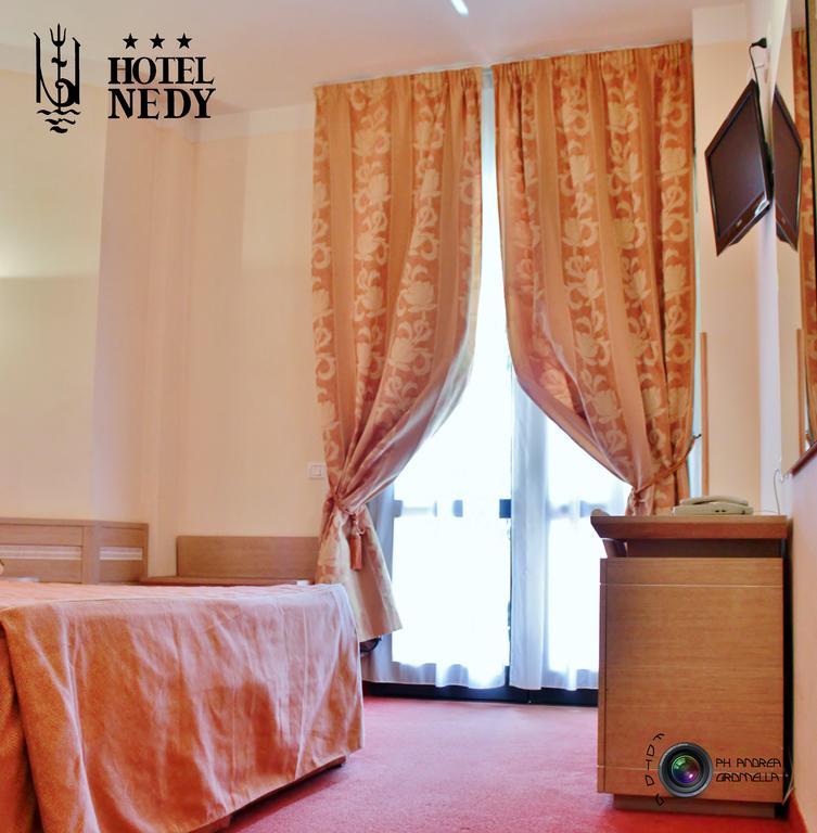 Hotel Nedy มารีนา ดิ มาซซา ภายนอก รูปภาพ