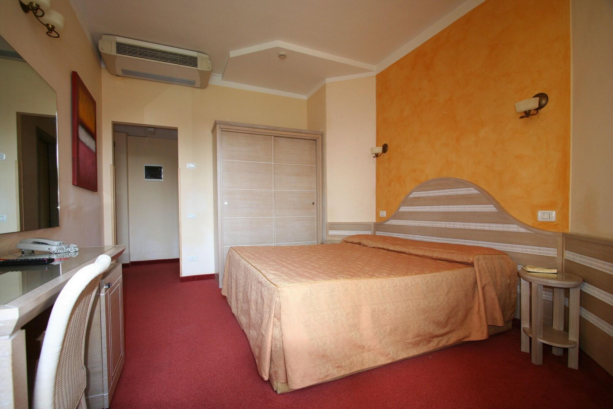 Hotel Nedy มารีนา ดิ มาซซา ภายนอก รูปภาพ