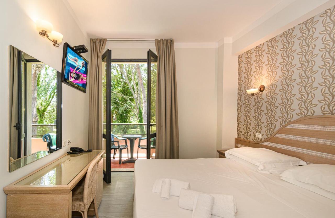 Hotel Nedy มารีนา ดิ มาซซา ภายนอก รูปภาพ