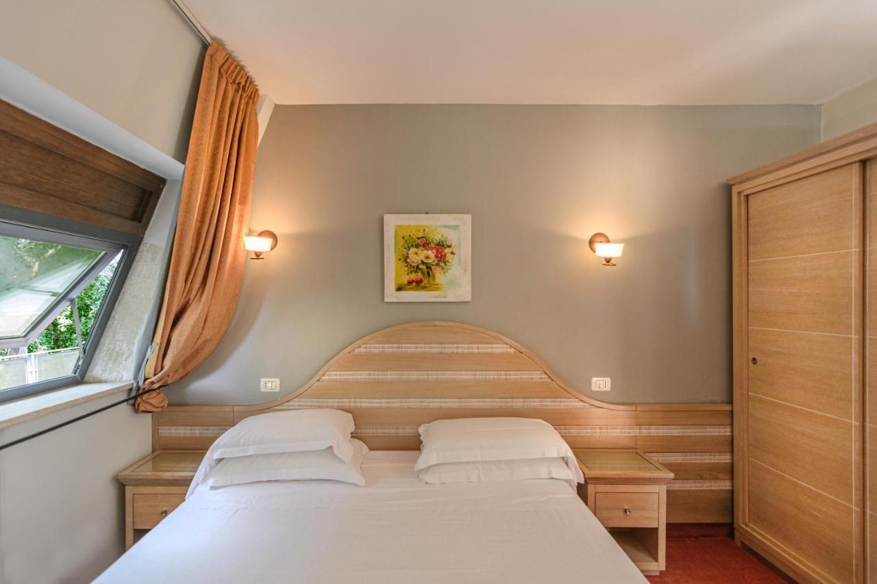 Hotel Nedy มารีนา ดิ มาซซา ภายนอก รูปภาพ