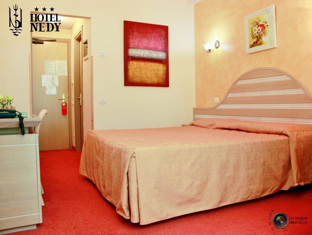 Hotel Nedy มารีนา ดิ มาซซา ภายนอก รูปภาพ