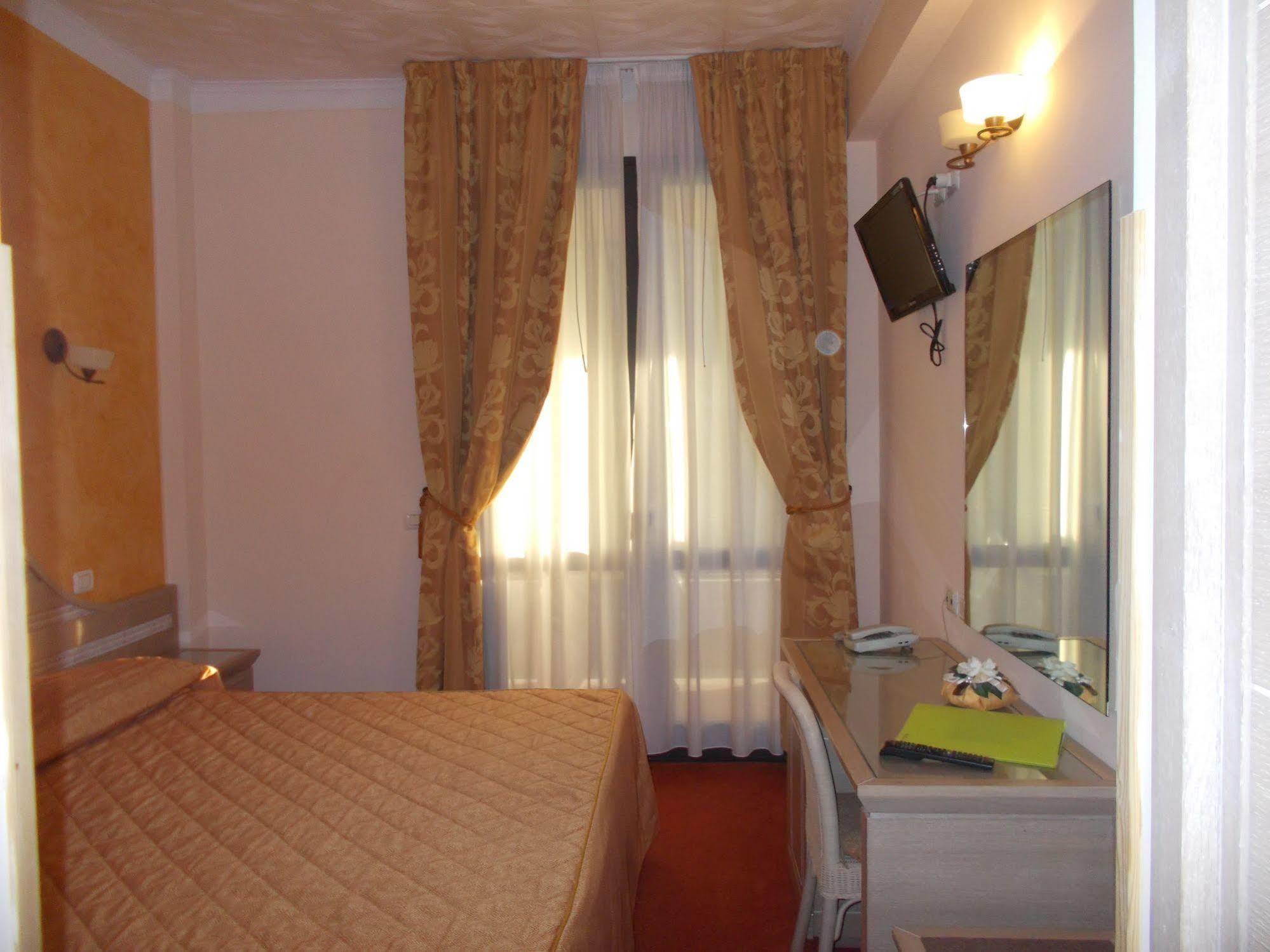 Hotel Nedy มารีนา ดิ มาซซา ภายนอก รูปภาพ